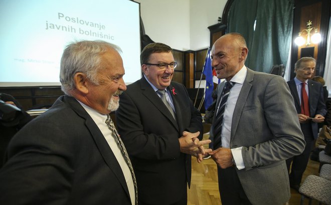 Samo Fakin, minister za zdravje, na sestanku z diektorji bolnišnic. Na njegovi levi Marjan Sušelj, generalni direktor ZZZS, na desni Aleš Šabeder, generalni direktor UKC Ljubljana. Foto Jože Suhadolnik