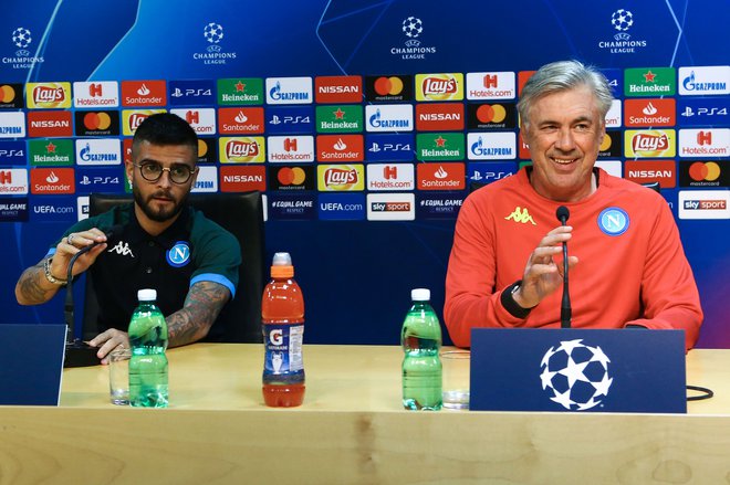 Napolijev trener Carlo Ancelotti (desno) in njegov napadalec Lorenzo Insigne pričakujeta tri točke v derbiju z Liverpoolom.