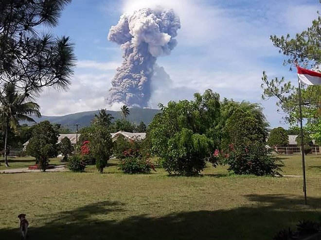 Vulkan je izbrunil na severu otoka, približno 600 kilometrov stran od Paluja. FOTO: AFP