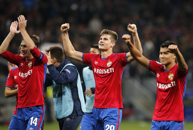 Slovenski nogometaš Jaka Bijol (na sredini) se je takole s soigralci pri moskovskem CSKA veselil presenetljive zmage nad madridskim Realom. FOTO: AP