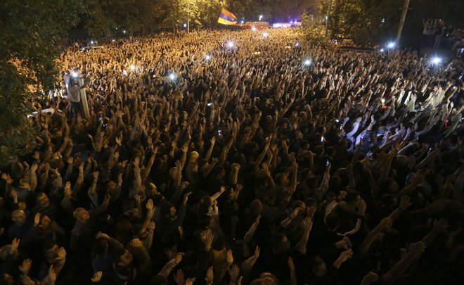 V armensko prestolnico Erevan so se vrnile množične demonstracije, ki jih je spet pripravil premier Nikol Pašinjan. Foto: Reuters