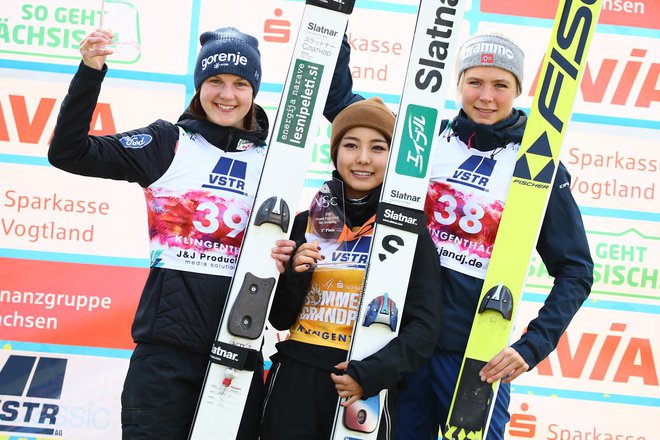 Ema Klinec (levo) je zaostala le za nepremagljivo Saro Takanaši. FOTO: Facebook FIS Ski Jumping