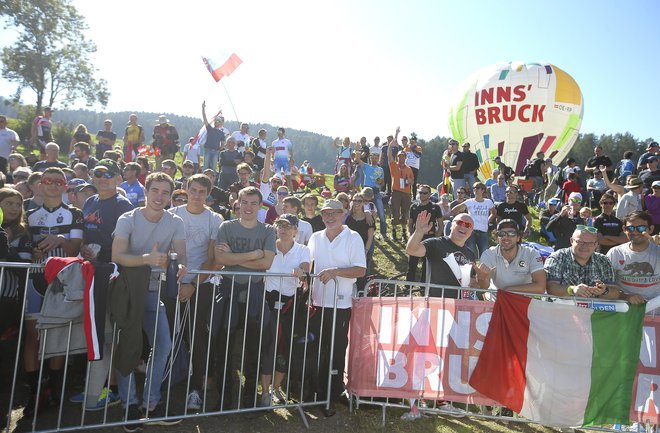 Ob tirolskih cestah se je minuli teden zbralo 600.000 gledalcev. FOTO: Jože Suhadolnik/Delo