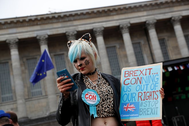 V Birminghamu je ta teden potekala letna konferenca konservativne stranke, na kateri je premierka&nbsp;Theresa May zagovarjala brexit - čeprav je bila sama nekoč proti njemu -, zato so se v mestu zbrali nasprotniki odhoda Velike Britranije iz EU. FOTO: Reuters