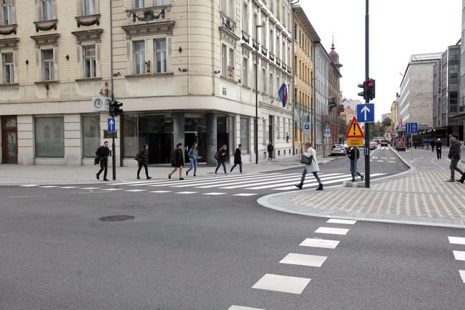 V nekdanjih prostorih Slovenijašporta je na voljo okoli 76 kvadratnih metrov. Prednost pri brezplačnem najemu bodo imele nevladne organizacije s podorčja parvosodja. FOTO: Mavric Pivk