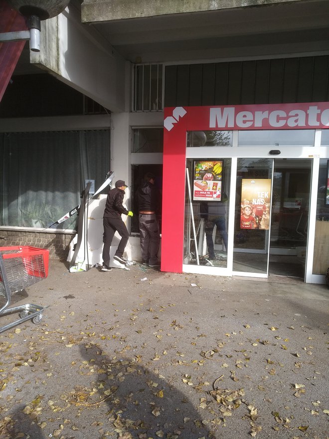 Posledice vloma v bankomat v Črnučah FOTO: Jože Horvat