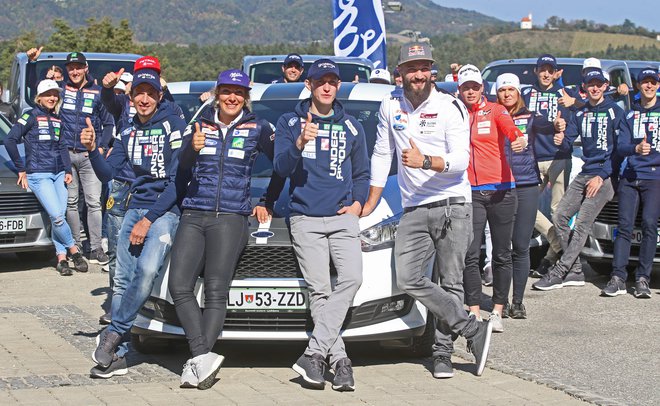 Danes še sproščeno, kmalu bo šlo zares. V ospredju Robert Kranjec, Ilka Štuhec, Peter Prevc in Filip Flisar.&nbsp;FOTO: Tadej Regent/Delo