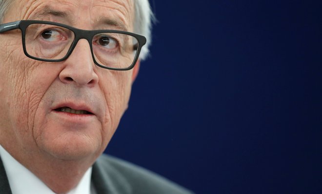 Juncker je problematična figura, težko ga kdorkoli zagovarja. In vendar je način, kako so ga tukaj napadli zdaj, ko se mu izteka mandat in je v odhajanju, poniglav.<br />
<br />
FOTO: Reuters