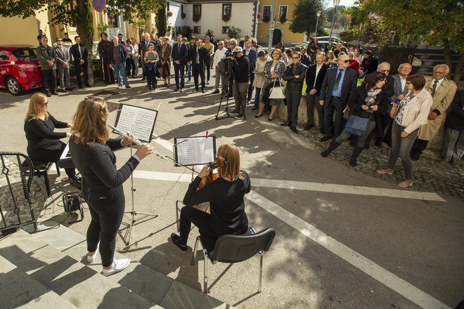 Na pročelju nekdanje gimnazije so postavili spominsko ploščo ob ustanovitvi novomeške gimnazije, Novo mesto, 4. 10. 2018 Foto Voranc Vogel/delo