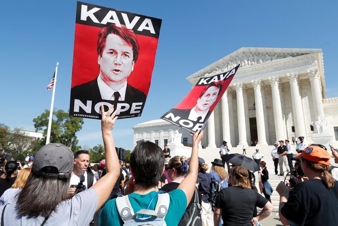 Ljudje pred vrhovnim sodišče so povsem jasni - »Kavanaugh mora oditi!« FOTO: Reuters