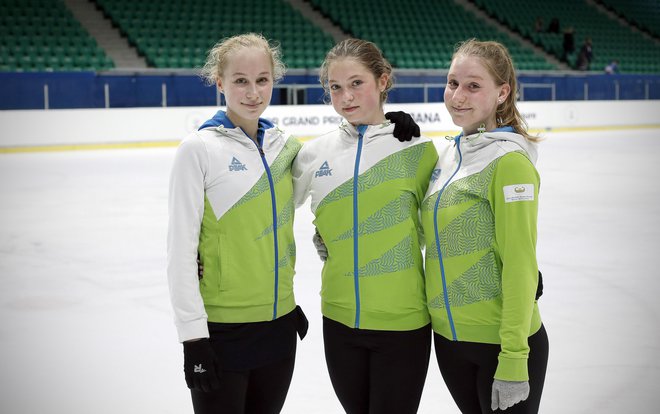 Ana Čmer, Lara Hrovat in Nea Smolej so najstnice, ki so se zapisale umetnostnemu drsanju. FOTO: Blaž Samec/Delo