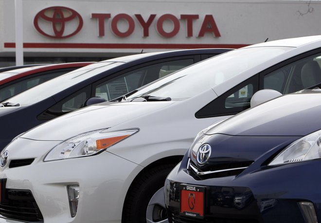 Toyota bo na servis klicala hibride.