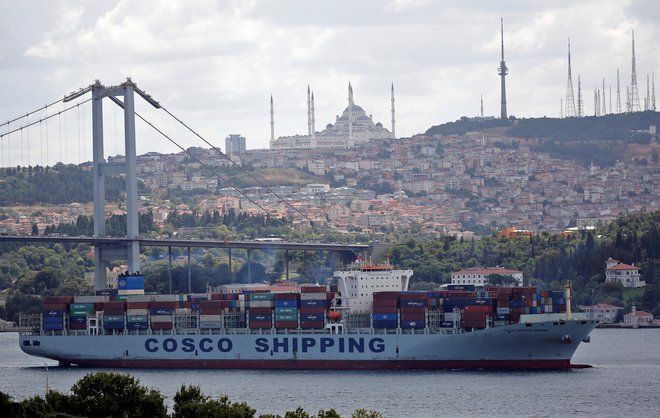 Kitajska prodira v Evropo, denimo z državnim logistom Cosco, ki je tudi prevzel upravljanje pirejskega pristanišča. Fotografije Reuters