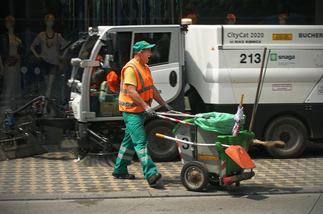 Čiščenje javnih površin, ljubljanskih cest in ulic. Ljubljana, Slovenija 1.avgusta 2018 [Snaga,Snaga javni holding Ljubljana,delo,delavci,zaposlenost,gospodarstvo,čiščenje,čiščenje cest in pločnikov,ceste,ulice,pločniki,mesta,javne površine,čistilna vozila,smetarji,metle,Ljubljana,Slovenija,motivi] Foto Jure Eržen/delo