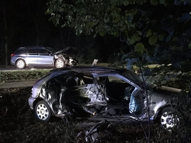 V silovitem trčenju pred Moravskimi Toplicami je en avtomobil odletel s ceste FOTO: Oste Bakal