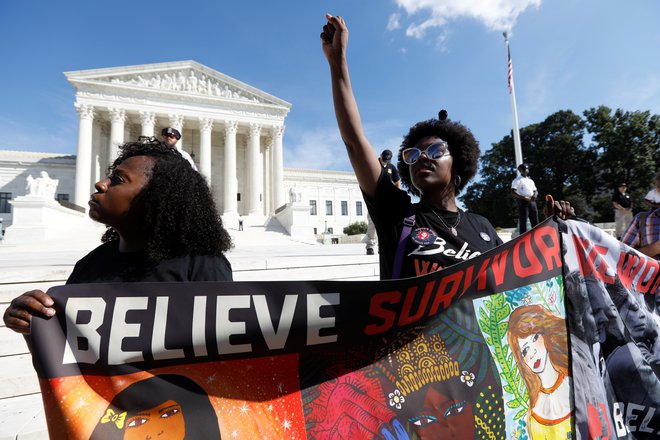 Nasprotniki potrditve Bretta Kavanaugha za vrhovnega sodnika so s protesti po vseh ZDA še zadnjič skušali vplivati na senatorje.<br />
FOTO: Kevin Lamarque/Reuters