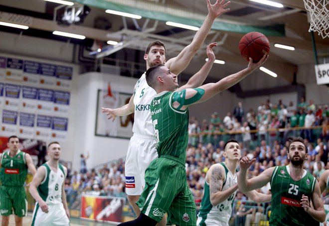 Jan Špan je zadel kar pet trojk. FOTO: Roman Šipić/Delo