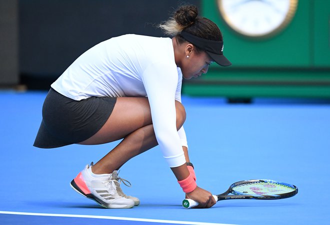 Naomi Osaka je imela težave s hrbtom že v Pekingu. FOTO: Greg Baker/AFP