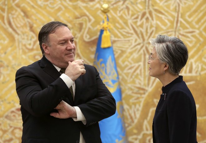 Amerški državni sekretar Mike Pompeo se je v Južni Koreji sestal tudi s zunanjo ministrco Kang Kjung Vha. FOTO: AP