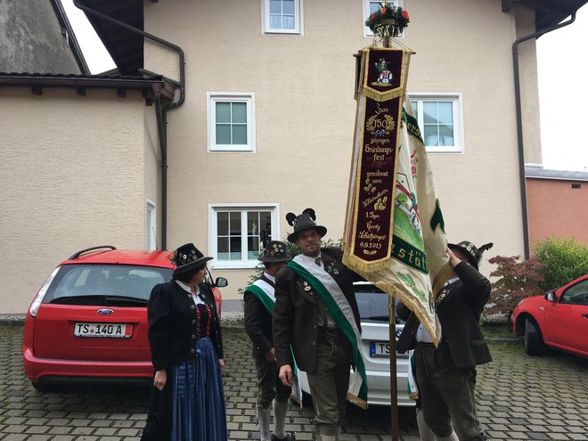 V Grabenstättu so se na zahvalno nedeljo zbrali člani tradicionalnih društev, oblečeni v dirndle, lederhose in vse, kar spada k bavarski narodni noši. Foto: Barbara Kramžar