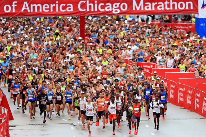 Dež ni ustavil tekačev. Maratona v Chicagu se je udeležilo 45.000 ljudi. FOTO: Andrew Weber/AFP