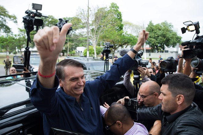 Jair Bolsonaro se bo na drugem krogu predsedniških volitev pomeril s socialistom Fernandom Haddadom. FOTO: Fernando Souza/AFP