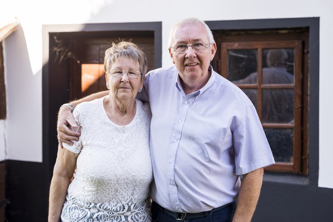 Zakonca Stuart in Lena Pettigrew sta pred dvanajstimi leti v Markovcih na Goričkem za malo denarja kupila staro hišo, jo obnovila in lično uredila. FOTO: Jan Vitez