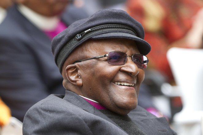 Desmond Tutu pred dvema letoma, ko je bil še bolj pri močeh kot zdaj, a mu vseeno ne zmanjka energije, ko se želi zavzeti za pravo stvar. FOTO AP