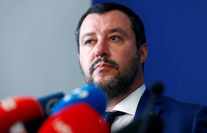 Italijanski notranji minister Matteo Salvini med dananšnjo tiskovno konferenco v Rimu. FOTO: REUTERS/Max Rossi