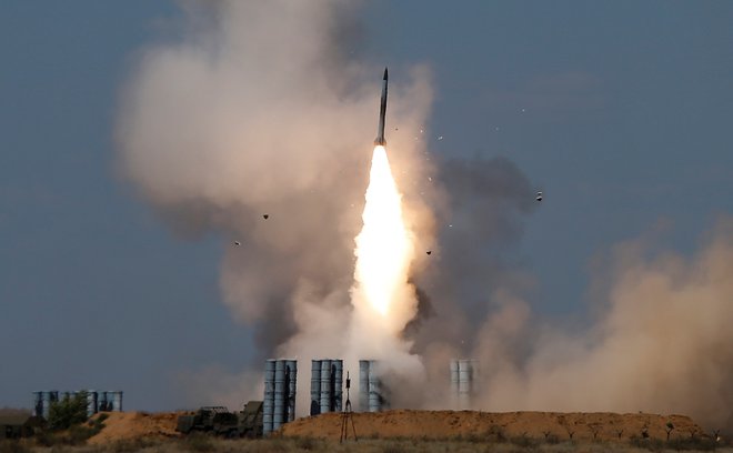 Izraelskega premiera skrbi, ker je Moskva oborožila sirsko vlado s sistemi protizračne obrambe S-300. FOTO: Reuters