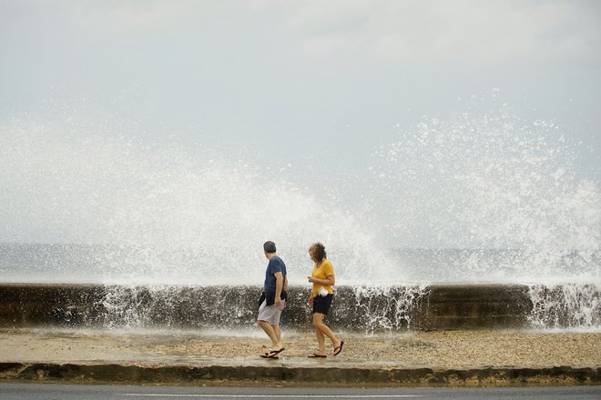 Orkan je že povzročal težave na delih Kube FOTO: Reuters