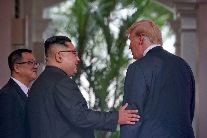 Papež je molil za mir med zgodovinskim srečanjem Kim Džong Una z ameriškim predsednikom Donaldom Trumpom v Singapurju. FOTO: Kevin Lim/Reuters