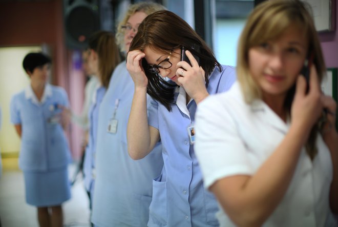 Medicinske sestre odhajajo iz bolnišnic, zdaj pa nad nje še z odločbo inšpektorja. FOTO: Jure Eržen/Delo