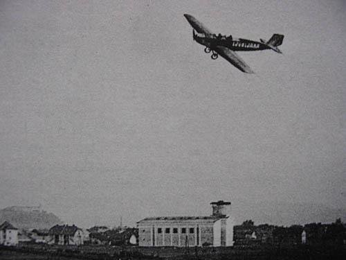 Letalo Klemm L-20 leta 1929 nad gradbiščem Plečnikove cerkve sv. Frančiška v Šiški Foto Spletna Stran Staro Ljubljansko Letališče