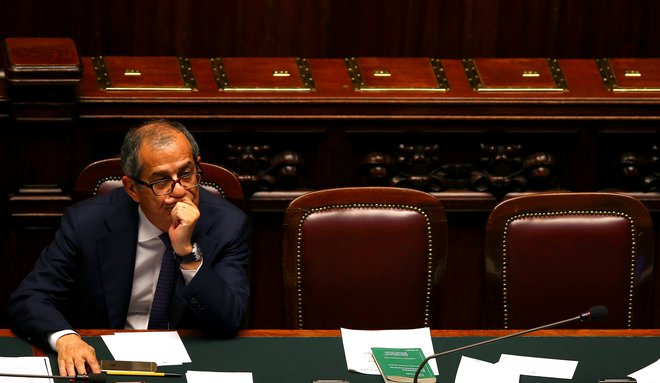 Italijanski minister za gospodarstvo Giovanni Tria v italijanskem parlamentu. FOTO: REUTERS/Tony Gentile