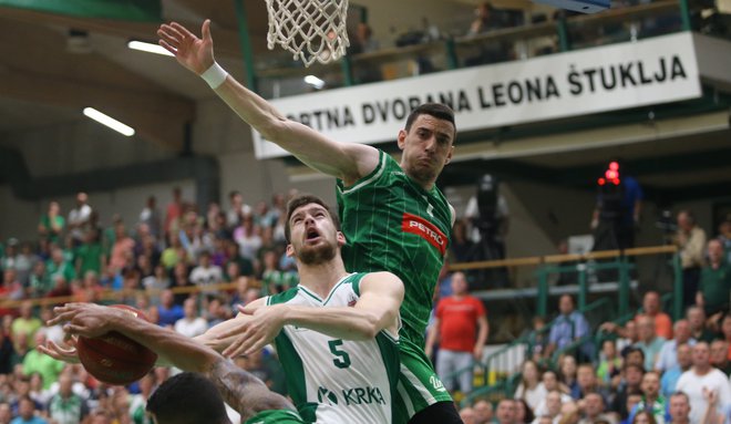 Paolo Marinelli (z žogo) je v sezonah 2013-15 igral za Olimpijo, zdaj drugo leto organizira Krkino igro. FOTO: Jože Suhadolnik