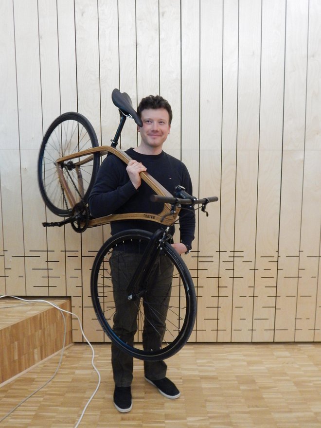Na enem od Festivalov lesa se je predstavil tudi Janez Tratar z lesenim kolesom. Foto Simona Fajfar