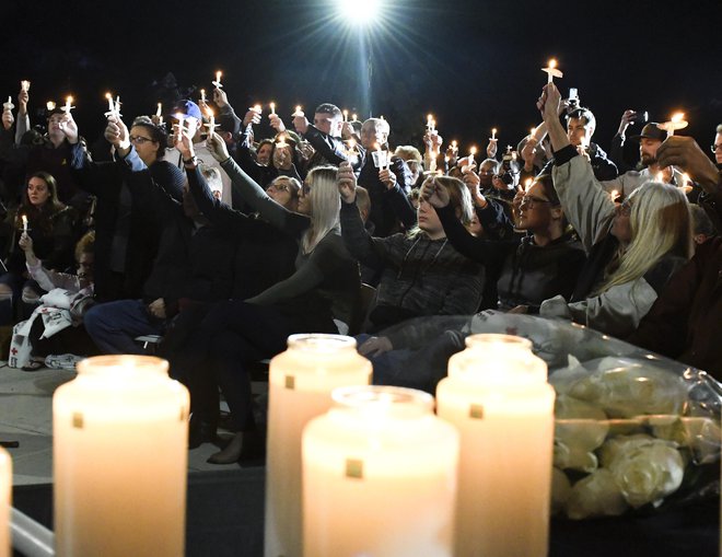 Poleg 17 potnikov in voznika limuzine sta v nesreči umrla še dva pešca. FOTO: Hans Pennink/Ap