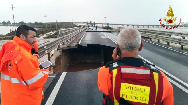 Lokalne oblasti opozarjajo prebivalce na visoko stopnjo nevarnosti zemeljskih plazov. FOTO: Vigili del Fuoco/Ap