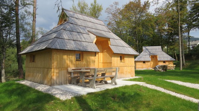 Tudi nad lično izdelanimi hiškami, ki so kopije pastirskih bajt z Velike planine, visi damoklejev meč inšpekcijskih odločb. FOTO: Bojan Rajšek/Delo