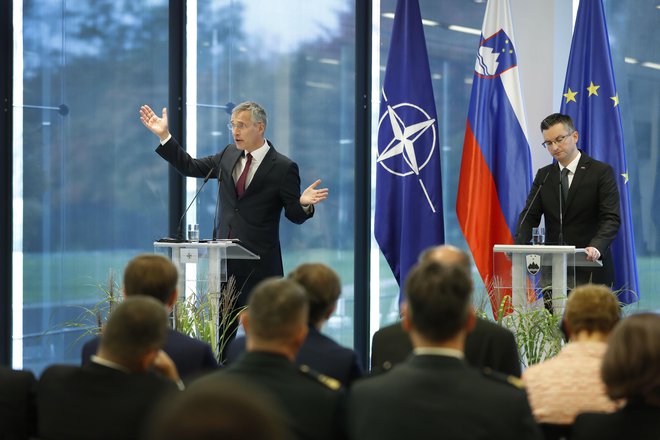 Slovenski politični vrh se strinja z generalnim sekretarjem Nata o povečanju obrambnega proračuna. Na fotografiji: Jens Stoltenberg in Marjan Šarec. Foto Leon Vidic