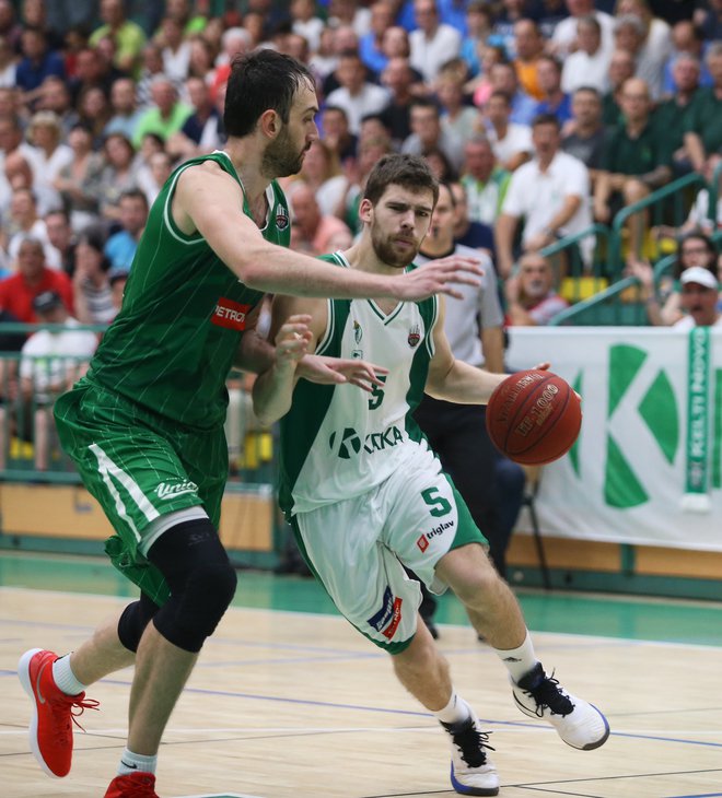 Paolo Marinelli (z žogo) je v derbiju blestel, Mirza Begić (levo) je skoraj neopazno prebil na parketu devet minut. FOTO: Jože Suhadolnik