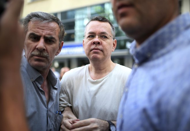 Andrew Brunson je bil eden izmed več tisoč civilistov, ki so jih turški organi aretirali po splodletelem poskusu državnega udara julija 2016. FOTO: AP Photo/Emre Tazegul