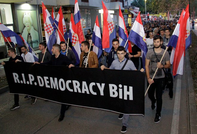 Četrtkov protest proti izvolitvi Željka Komšića v Mostarju. FOTO: Reuters