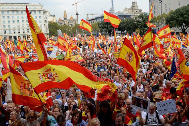 Po podatkih policije se je v Barceloni zbralo več kot 60.000 nasprotnikov neodvisnosti katalonije. FOTO: Josep Lago/AFP