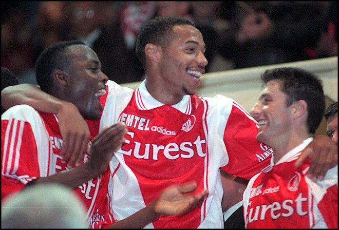 Thierry Henry (v sredini) se je nekoč takole veselil golov in zmag v dresu Monaca. FOTO: AFP