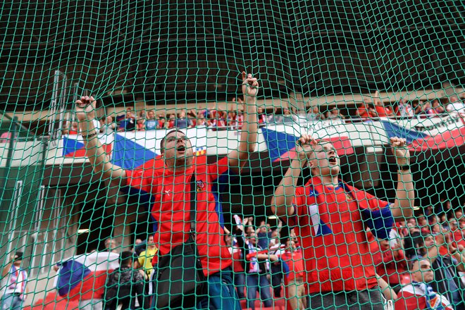 V Trnavi so se velike zmage veselili češki navijači. FOTO: Reuters