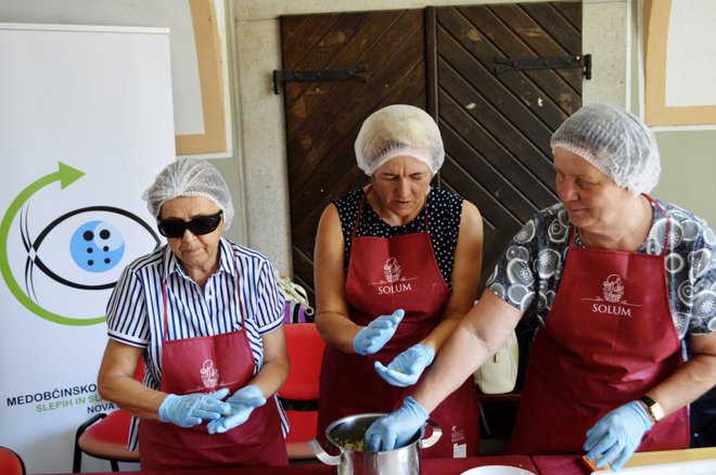 Delavnica izdelave žlikrofov. FOTO: MDSSNG