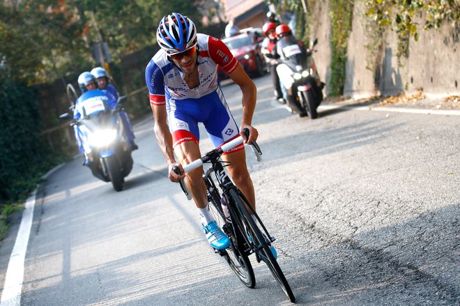 Thibaut Pinot je s pospeševanji na Civigliu najprej strl Primoža Rogliča in Egana Bernala, nato pa še domačega junaka Vincenza Nibalija. FOTO: AFP