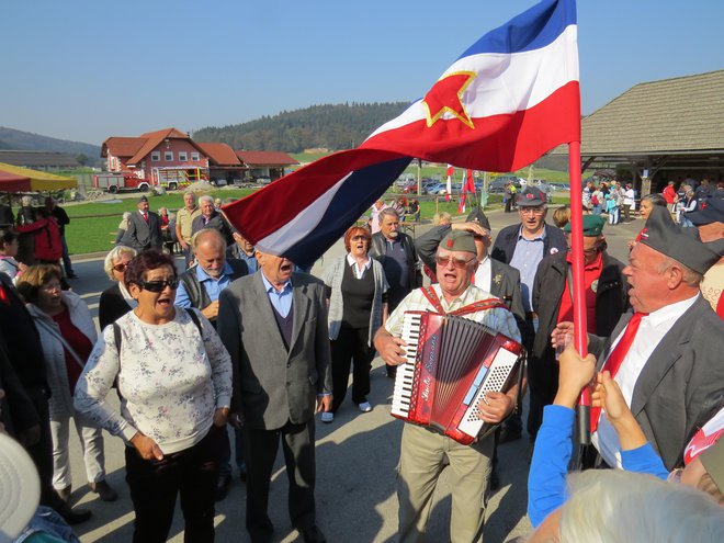 Zbrani so prepevali tudi ponarodelo pesem &raquo;dvignil bom zastavo, rdečo, belo, plavo...&laquo; FOTO: Bojan Rajšek/Delo